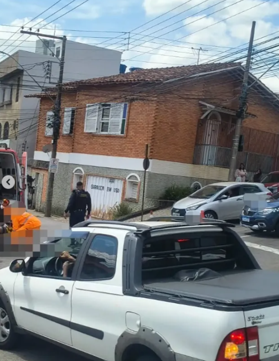 Acidente entre carro e moto deixa ferido no centro de Varginha