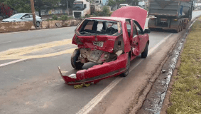 Carreta perde o controle no Anel Rodoviário de BH, tomba e atinge oito veículos