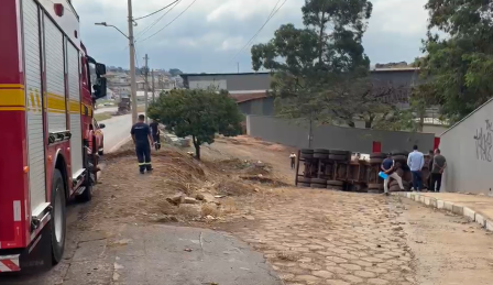 Carreta perde o controle no Anel Rodoviário de BH, tomba e atinge oito veículos