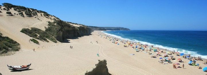 Conheça a praia em Portugal para celebrar o verão com mar, sunsets e natureza
