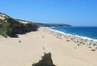 Conheça a praia em Portugal para celebrar o verão com mar, sunsets e natureza