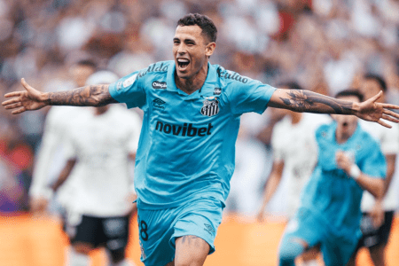 Christian Oliva marcou para o Santos contra o Corinthians