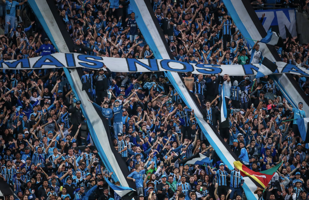 Após vitória no Brasileirão, Luís Castro destaca papel da torcida para GreNal decisivo
