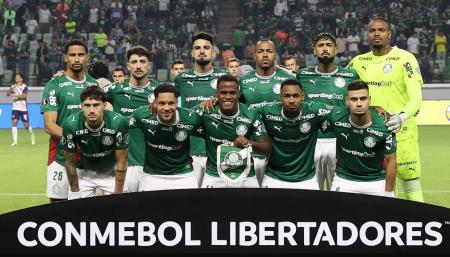Palmeiras perfilado para a partida contra o Cerro Porteño, pela Libertadores, em São Paulo