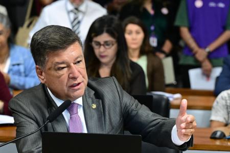 Carlos Viana, de terno cinza escuro e camisa branca, fala ao microfone no Senado
