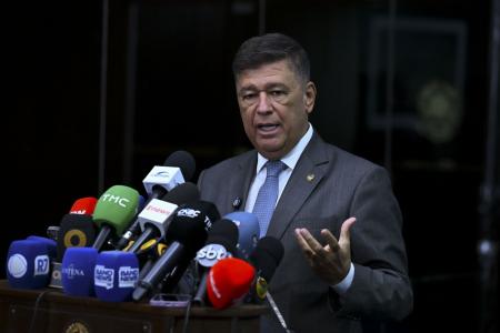 Senador Carlos Viana fala em púlpito com microfones de diversas emissoras