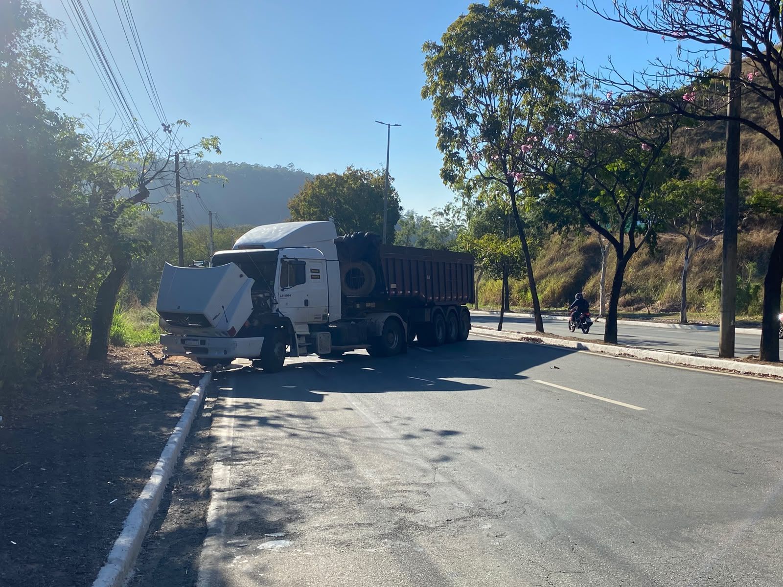 Pista no "morro da Usipa" é liberada após carreta ficar atravessada na via