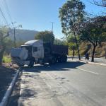 Pista no "morro da Usipa" é liberada após carreta ficar atravessada na via