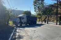 Pista no "morro da Usipa" é liberada após carreta ficar atravessada na via
