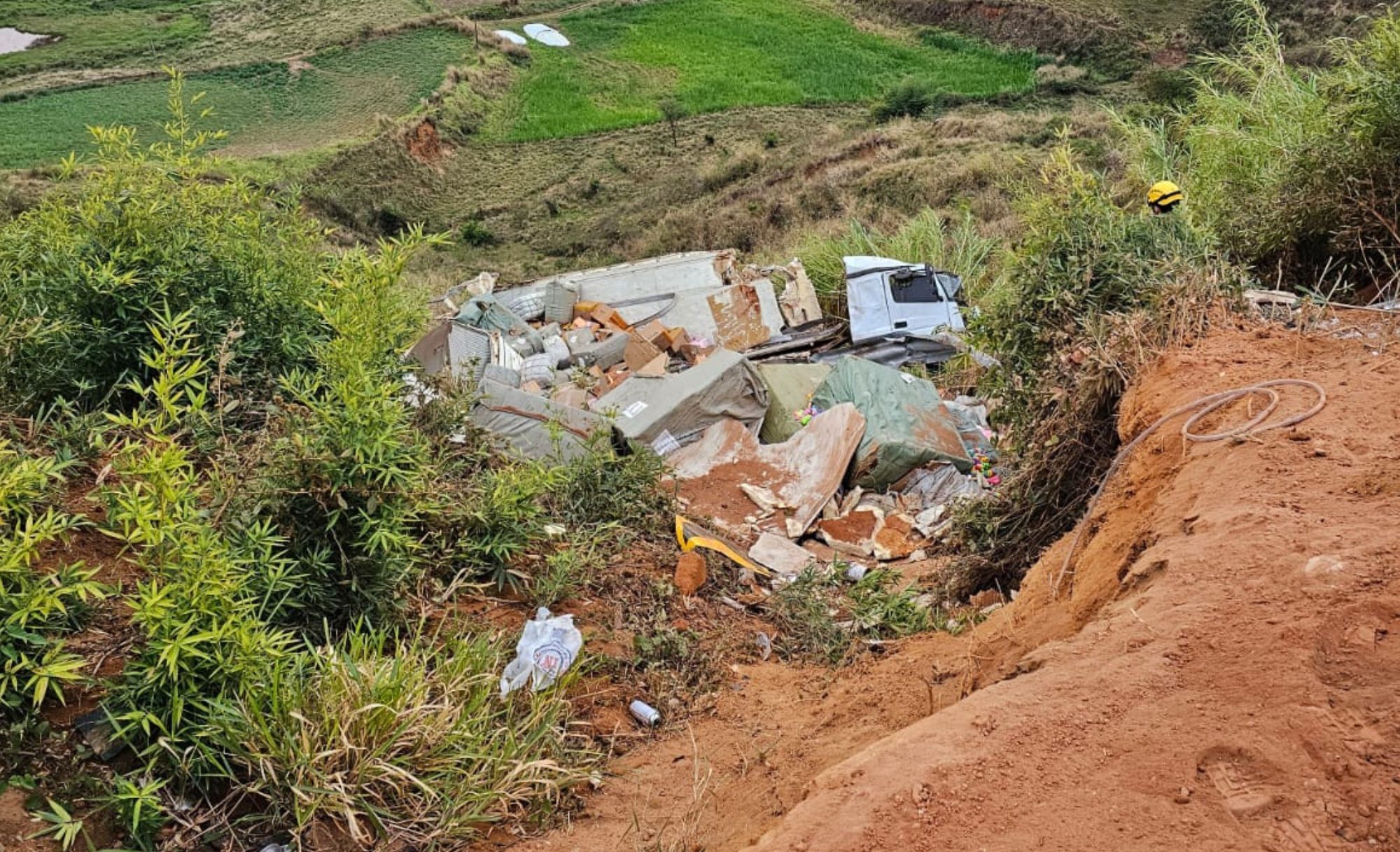 Carreta despenca em ribanceira na BR-116 e resgate de criança de 3 anos mobiliza bombeiros