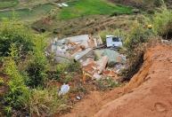 Carreta despenca em ribanceira na BR-116 e resgate de criança de 3 anos mobiliza bombeiros