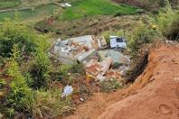 Carreta despenca em ribanceira na BR-116 e resgate de criança de 3 anos mobiliza bombeiros