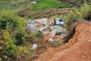 Carreta despenca em ribanceira na BR-116 e resgate de criança de 3 anos mobiliza os bombeiros
