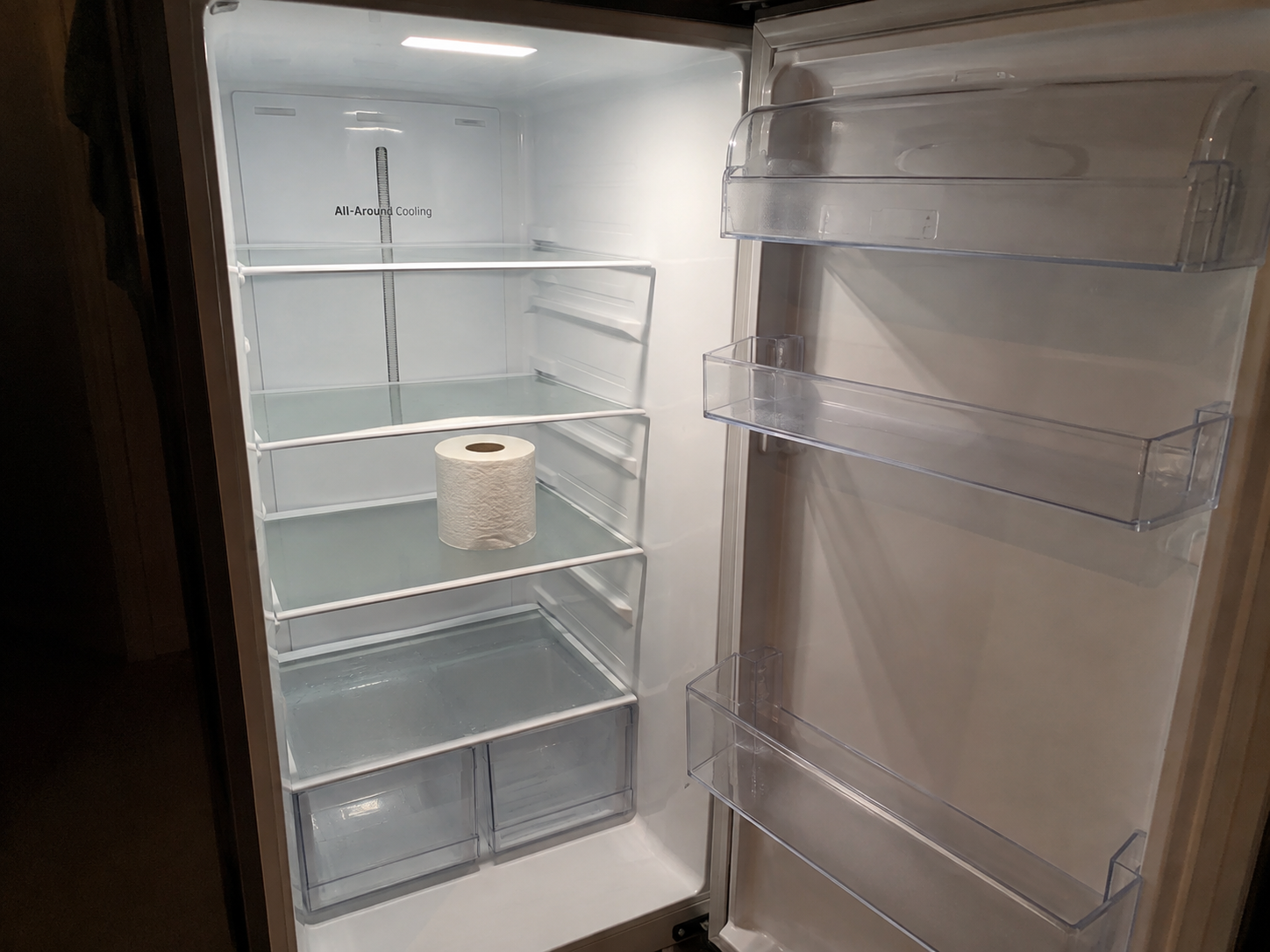 Como usar papel higiênico na geladeira para eliminar  mau cheiro