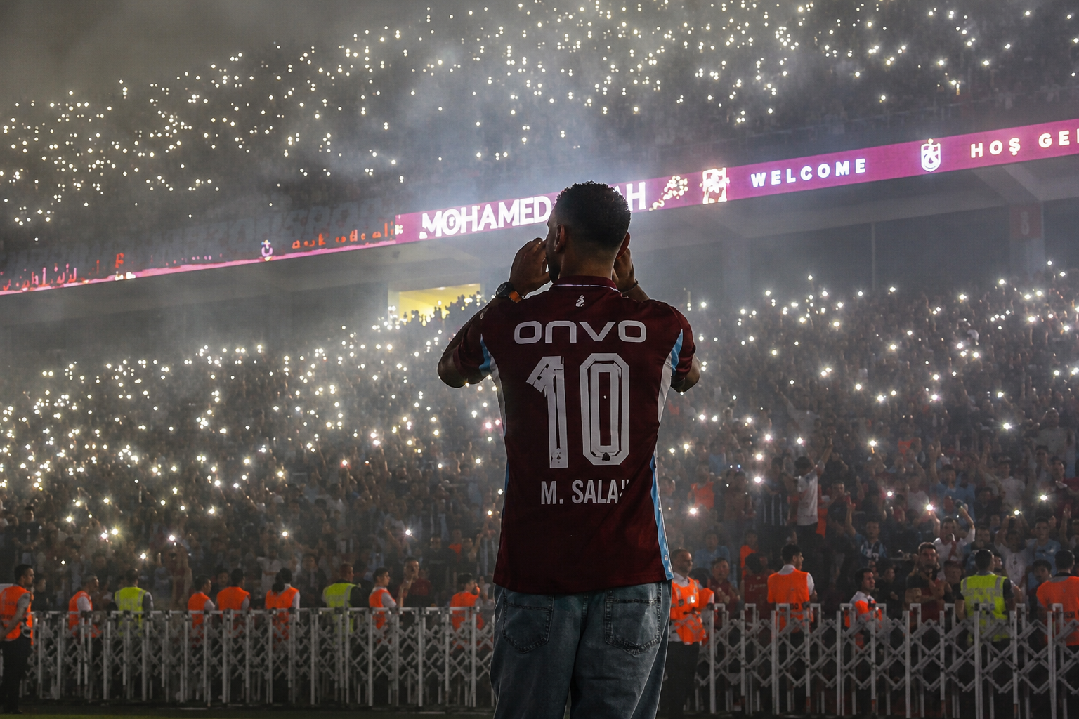 Salah é apresentado pelo Trabzonspor diante de multidão; saiba salário do craque