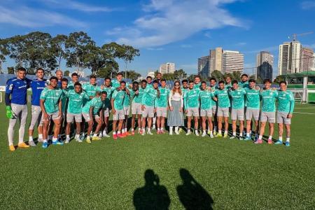 Leila Pereira posa ao lado do elenco do Palmeiras • Reprodução/Instagram