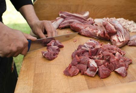 Como afiar uma faca de cozinha veja três opções sem ferramentas profissionais