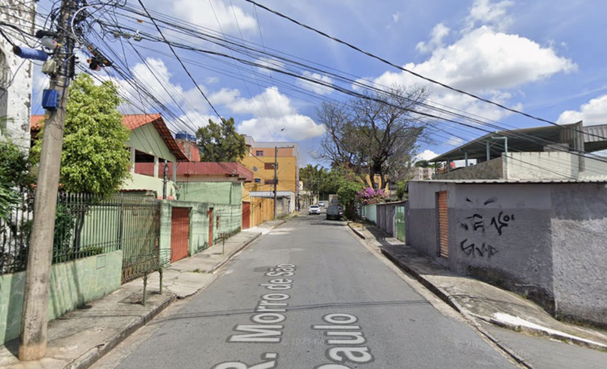 Pai e filho atacam vizinha com cutelo após discussão por causa de cachorro em BH