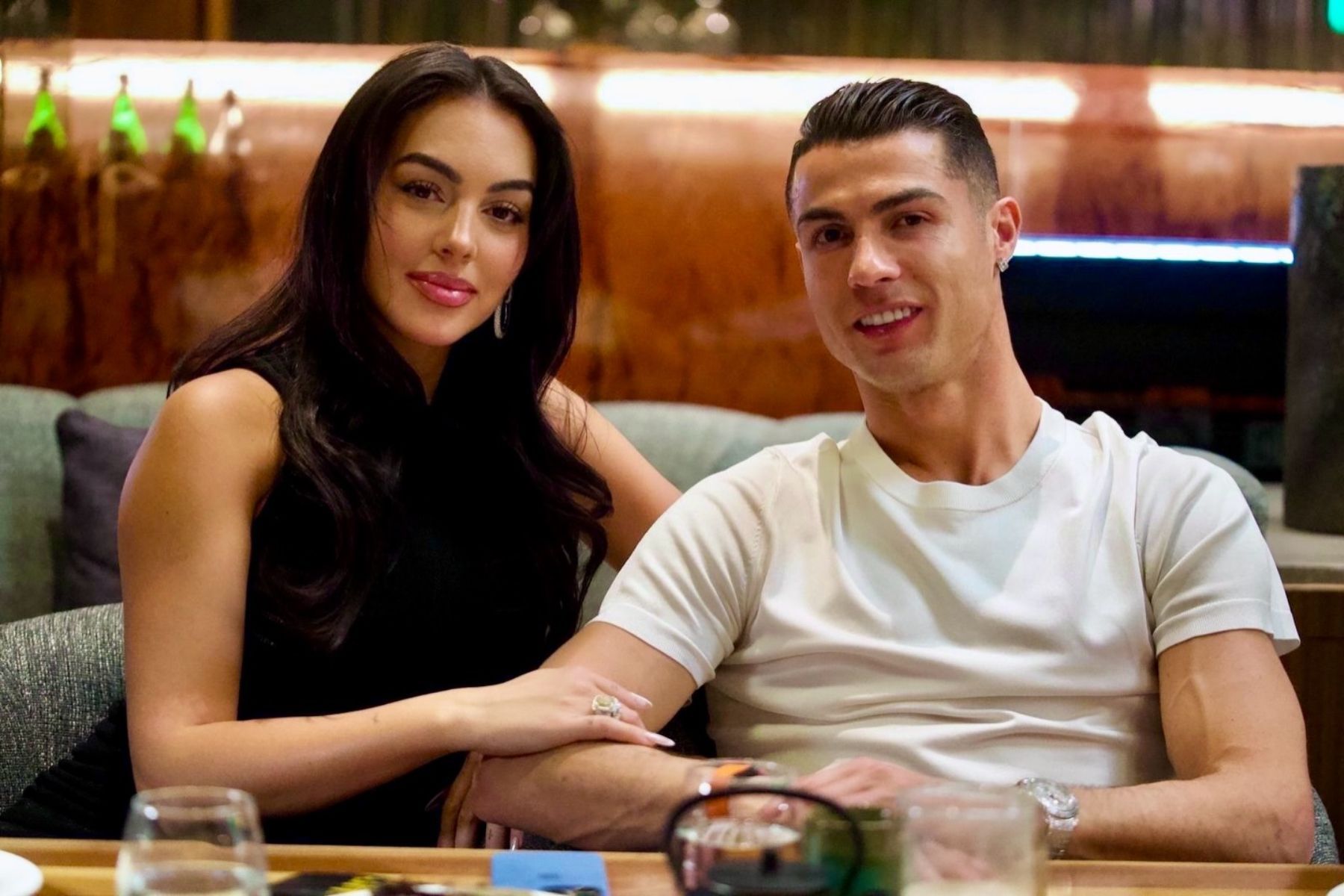 Cristiano Ronaldo e Georgina Rodríguez se casam em Portugal e exibem alianças