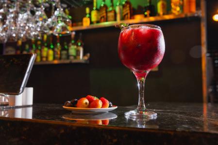 Drinks com e sem álcool podem ganhar frutas, ervas, gelo e água com gás para refrescar os dias quentes.