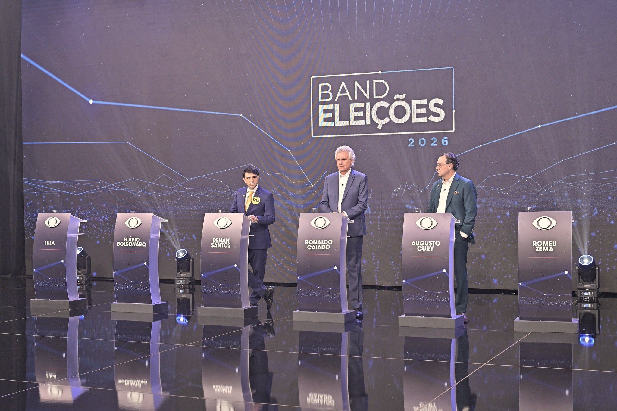 Ataques aos ausentes Lula e Flávio Bolsonaro marcam 1º debate dos presidenciáveis