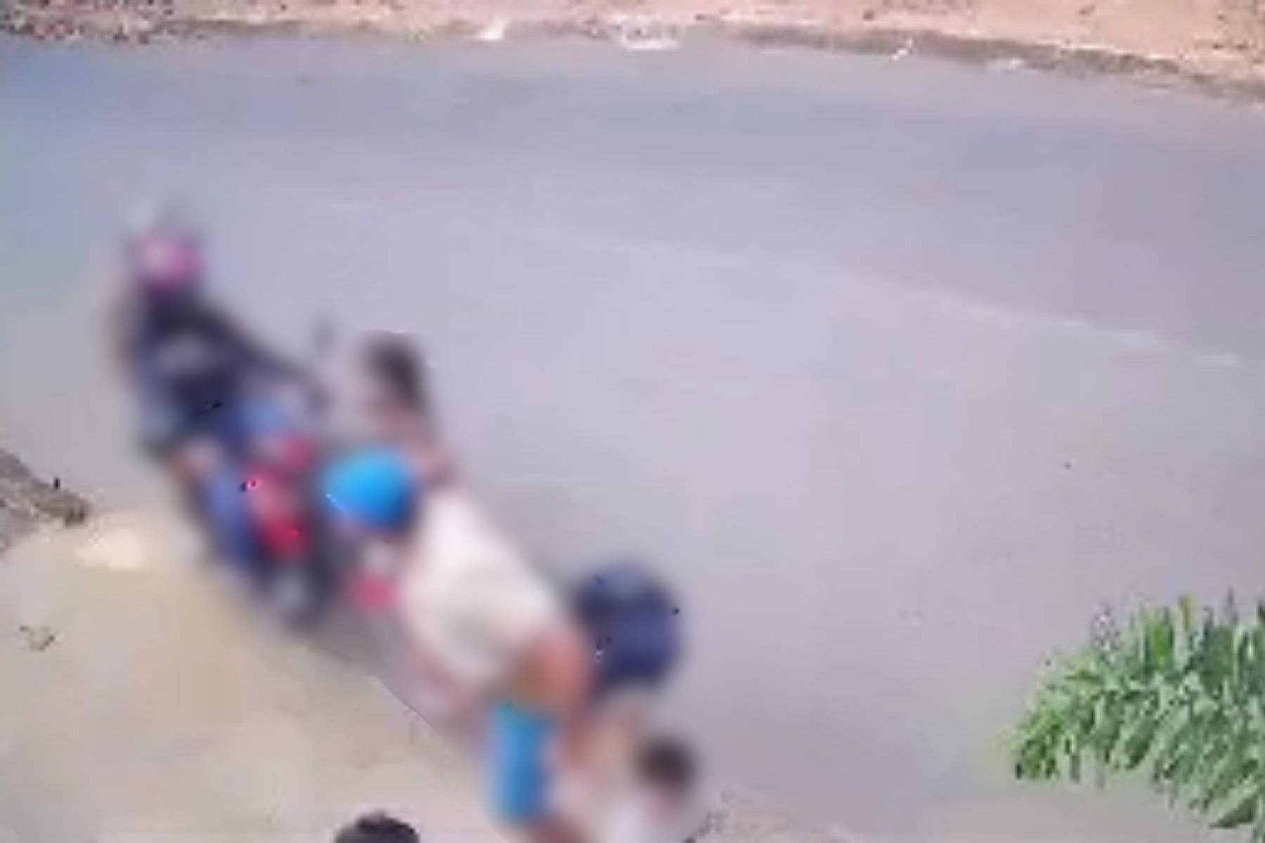 Vídeo: motociclista atropela família e deixa mãe e bebê feridas em Inhapim-MG