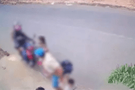 Vídeo: motociclista atropela família e deixa mãe e bebê feridas em Inhapim-MG