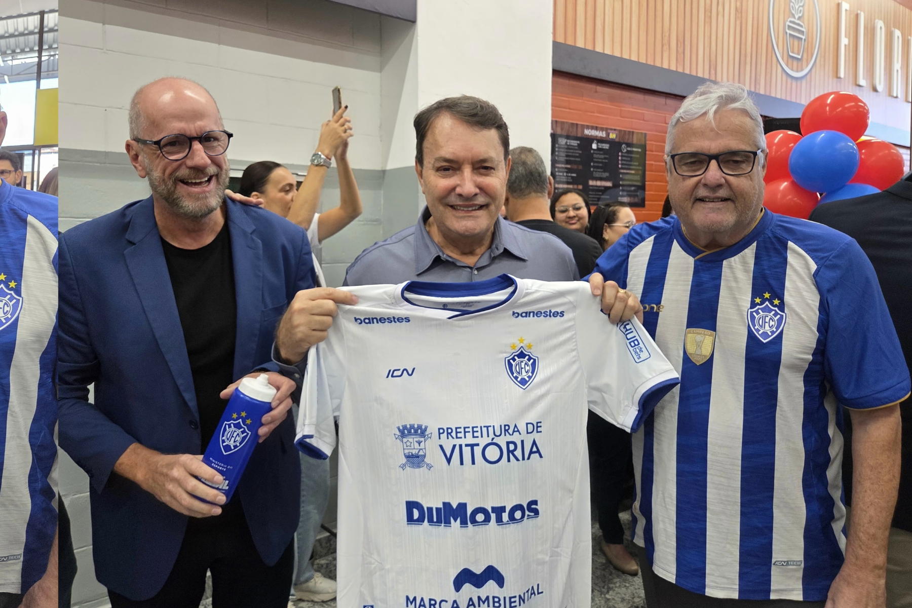 Dono da SAF do Cruzeiro, Pedrinho recebe camisa do Vitória-ES em inauguração de nova loja