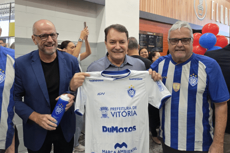 Pedrinho é presenteado com camisa do Vitória-ES