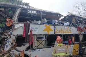 Sobe para 10 o número de mortos em grave acidente com ônibus na BR-040, no Rio de Janeiro