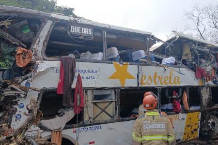 Sobe para dez o número de mortos em grave acidente com ônibus na BR-040, no RJ