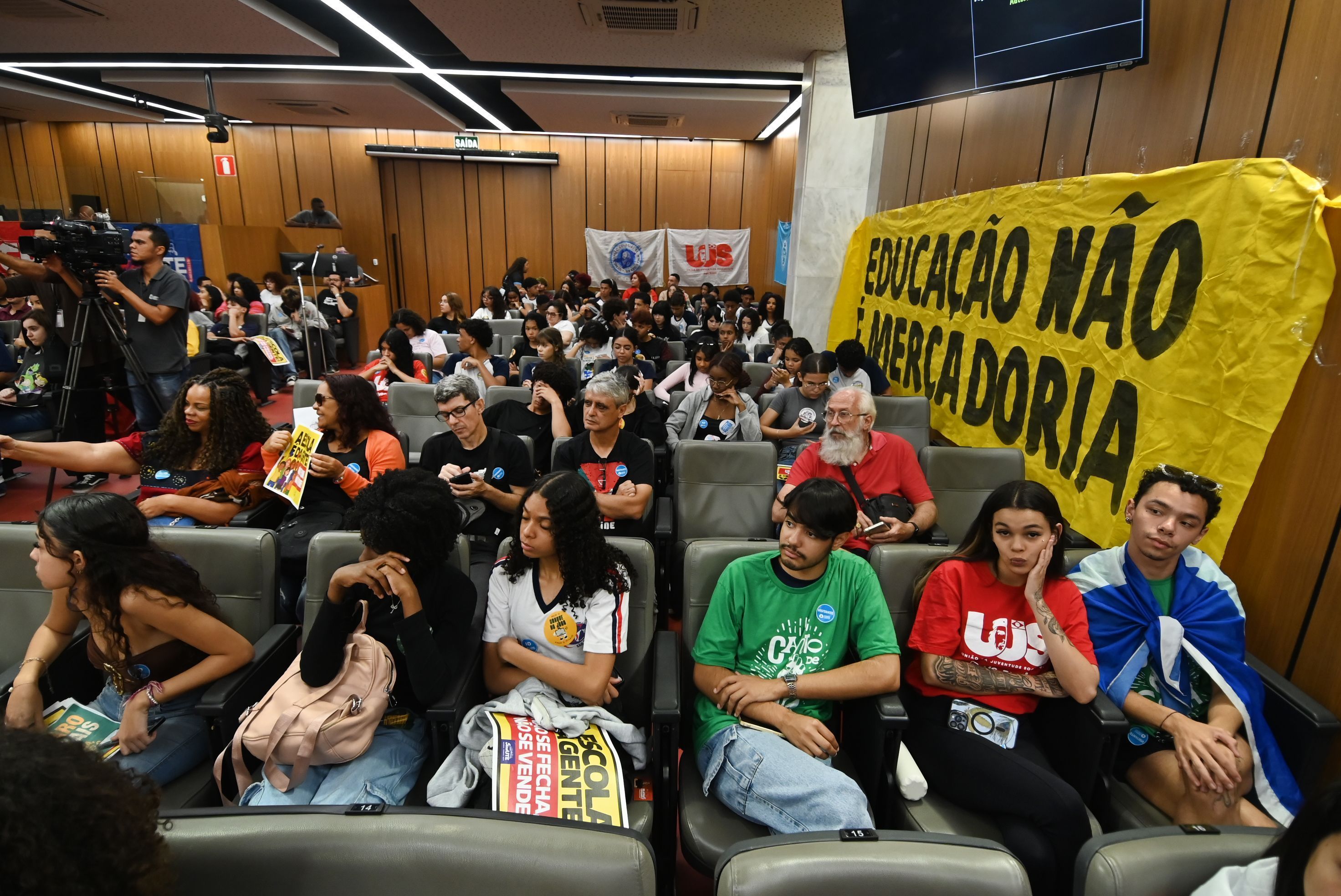 Relatórios questionam concessão de 95 escolas estaduais de Minas à iniciativa privada