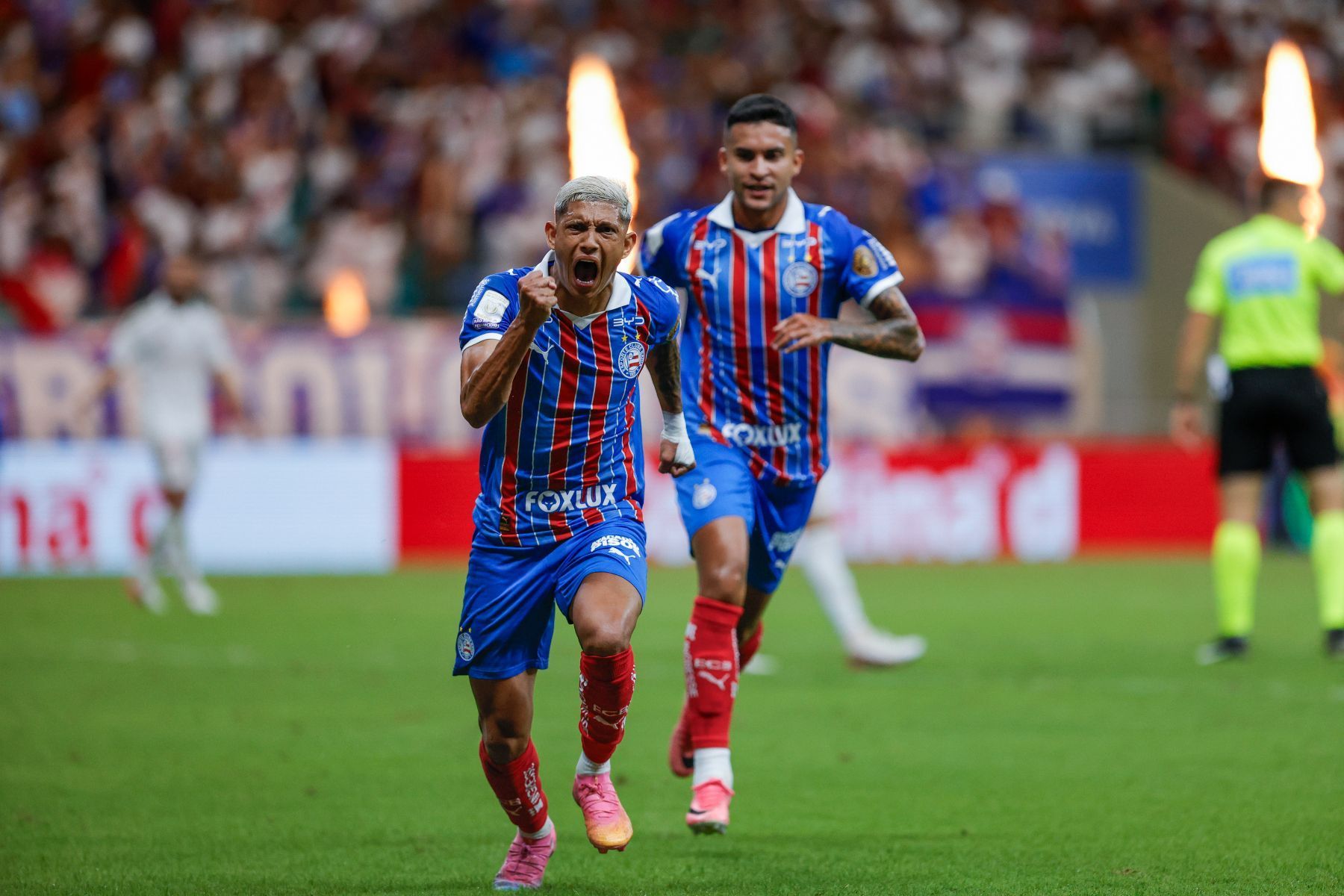 Em jogo animado, Bahia vence Inter de virada, entra no G5 e afunda rival no Brasileiro