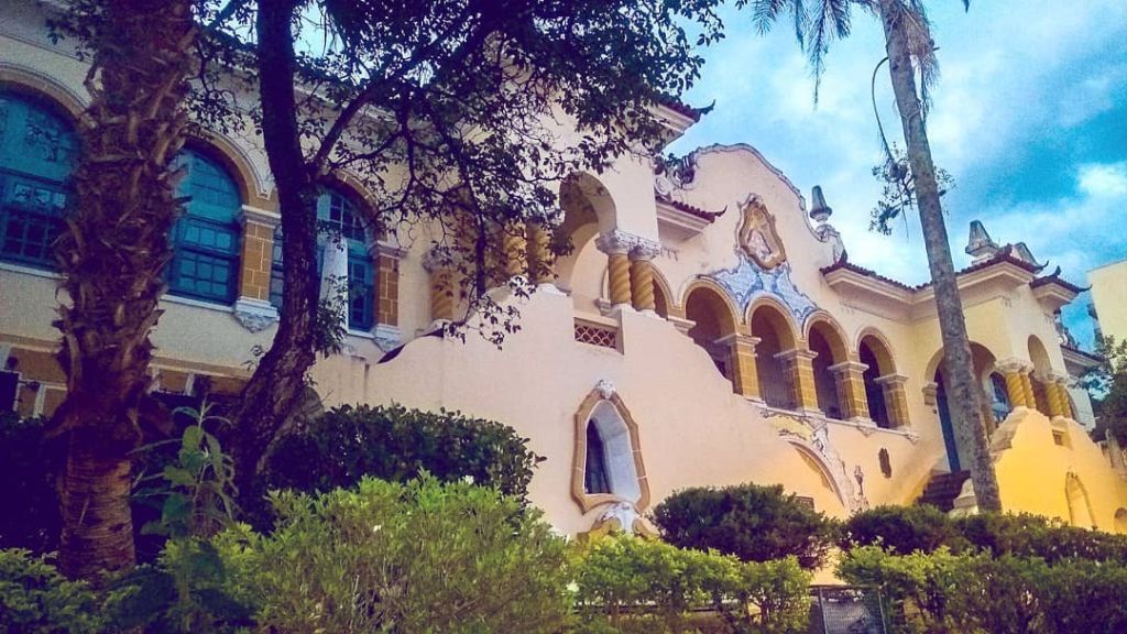 Diretora de escola de Caxambu é suspeita de obrigar criança a beber urina