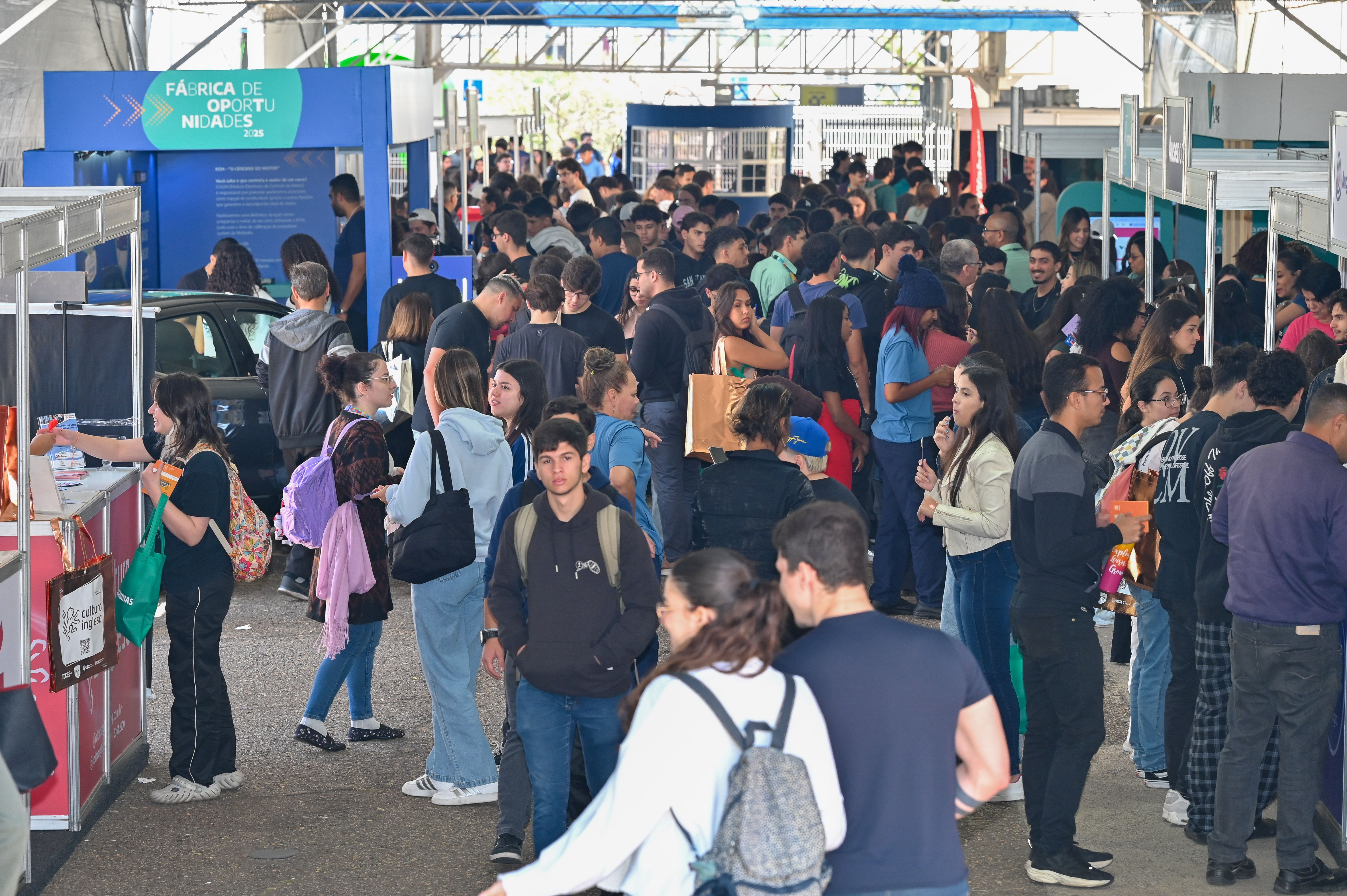 Grandes empresas se encontram com novos talentos na Feira de Carreiras PUC Minas