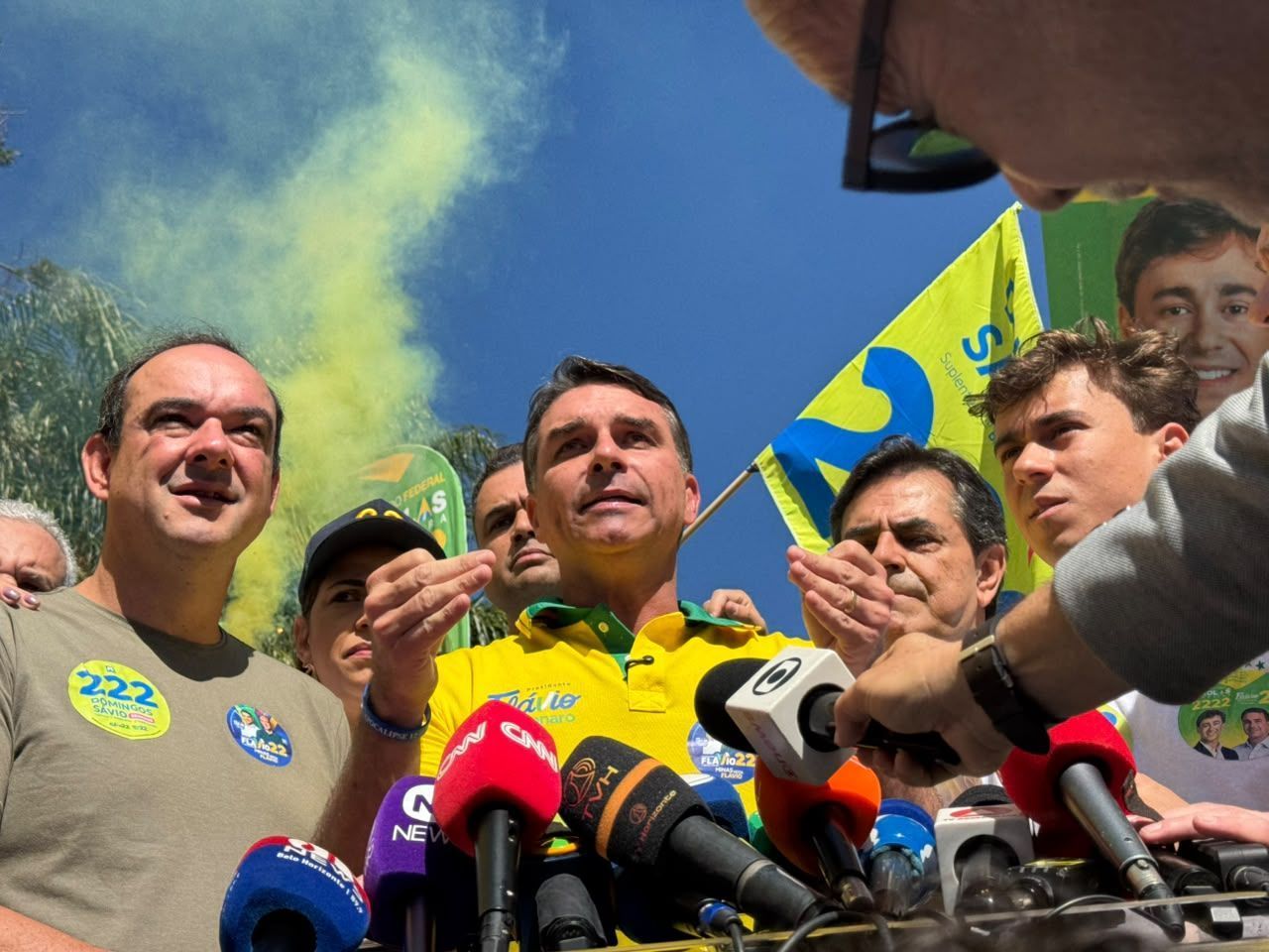 Flávio Bolsonaro e Nikolas Ferreira acreditam em 'virada nas pesquisas' nas próximas semanas