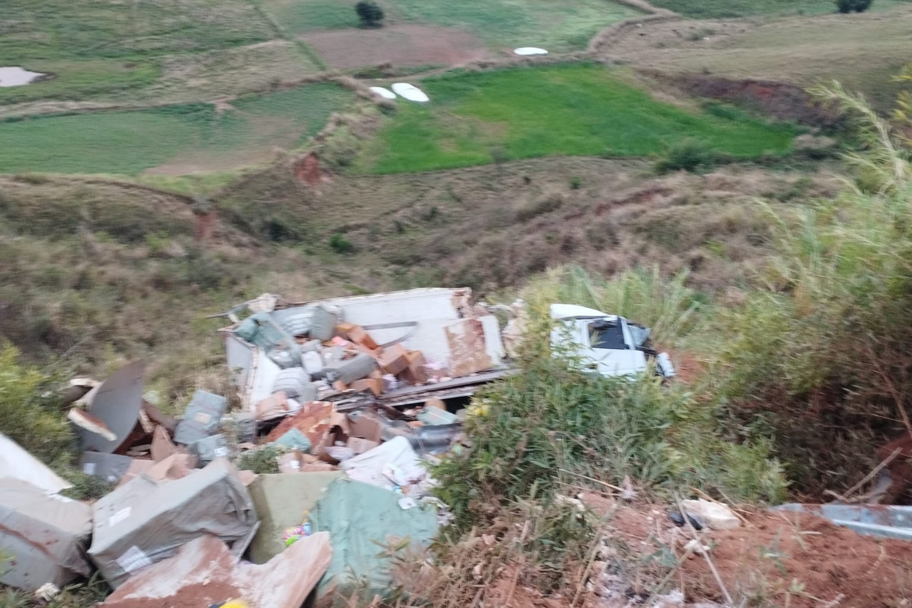 Criança fica presa em ferragens após caminhão tombar na BR-116 em MG