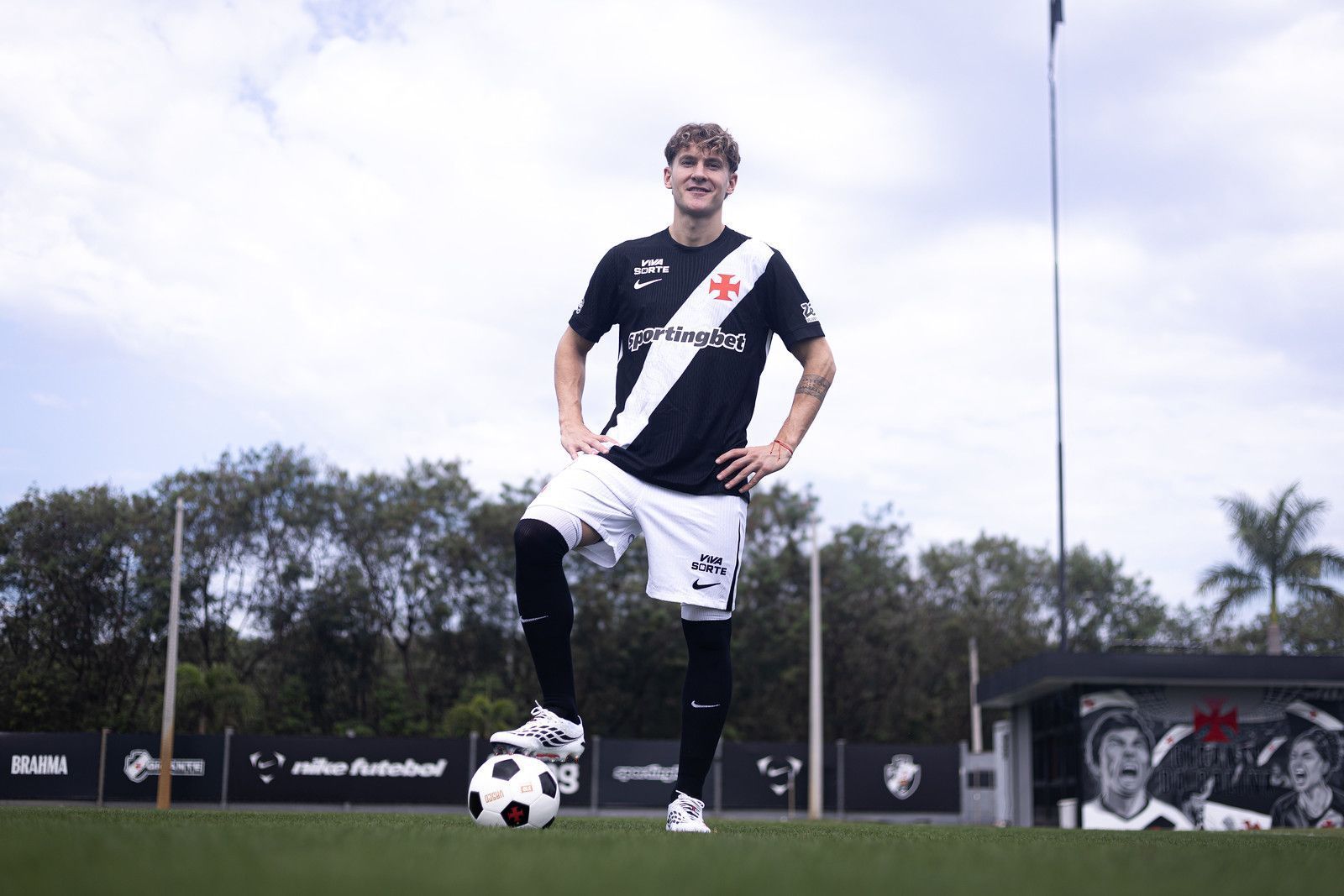 Vasco anuncia oficialmente a contratação do argentino Facundo Colidio
