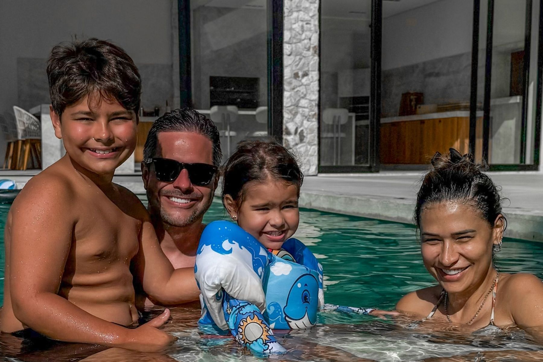 Aos 11 anos, filho de Simone Mendes ostenta coleção com perfumes de até R$ 3,5 mil