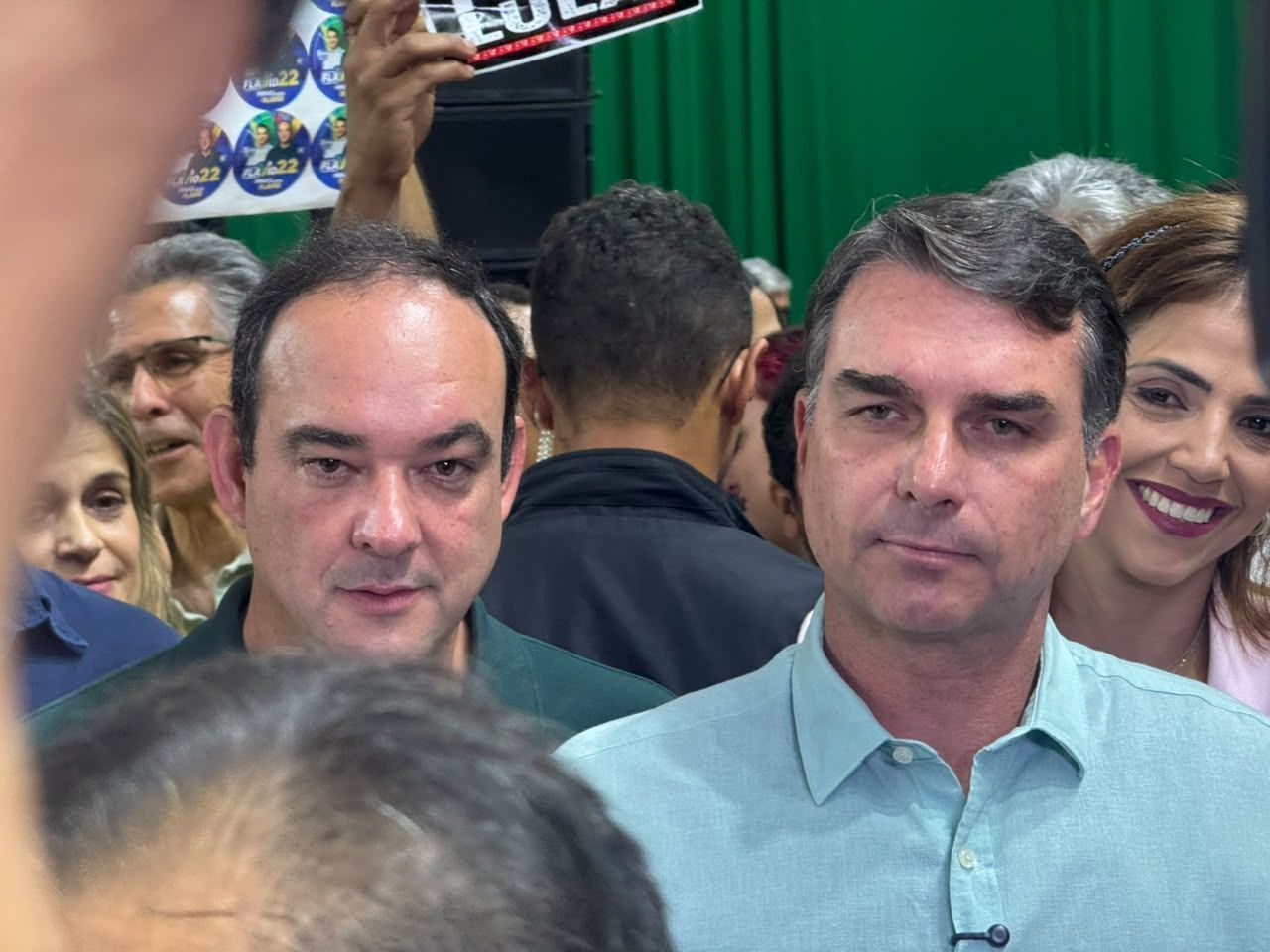 Flávio Bolsonaro diz que endividamento das famílias brasileiras é culpa de Lula