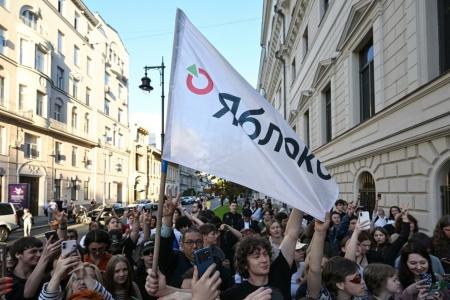 Apoiadores do Yabloko se aglomeraram em frente ao Supremo Tribunal durante a audiência nesta segunda-feira (10)