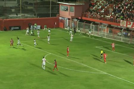 Jogadores do Democrata-SL celebram gol sobre o Villa Nova