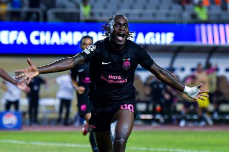 Orphé Mbina comemora gol pelo Sabah nos playoffs da Champions • Reprodução Instagram/Sabah FC