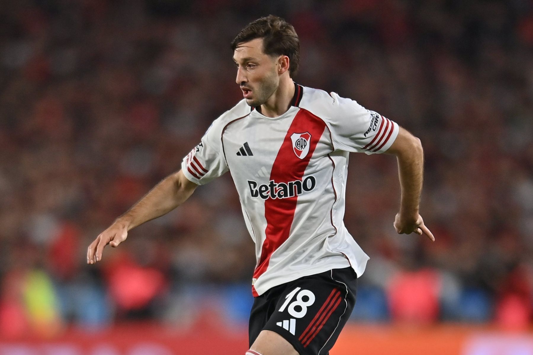 Emprestado pelo Flamengo, Viña perde espaço no River e treina separado