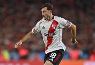 Emprestado pelo Flamengo, Viña perde espaço no River e treina separado