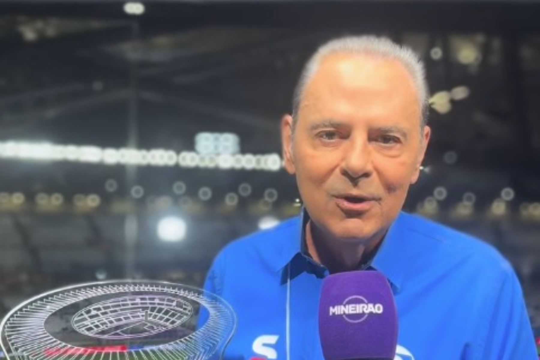 Luís Roberto, da Globo, recebe homenagem antes de Cruzeiro x Flamengo