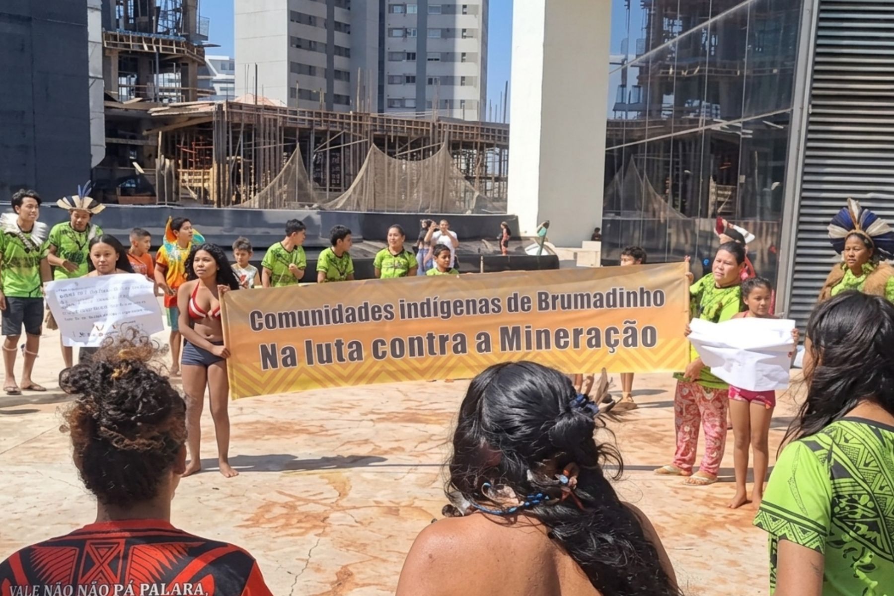 Indígenas protestam na sede da Vale por realocação e direitos; mineradora se pronuncia