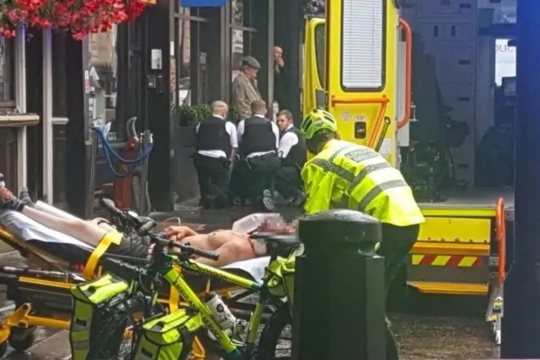 Quatro homens são esfaqueados em bairro famoso de Londres, e suspeita é presa