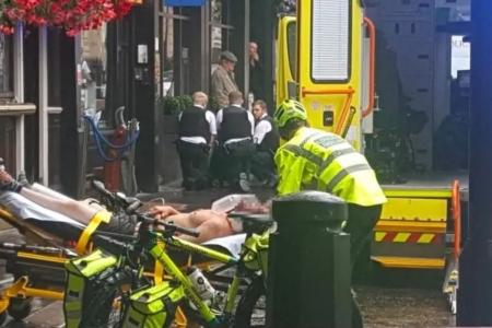 Uma da quatro vítimas sendo atendida após ser atingido por golpes de faca