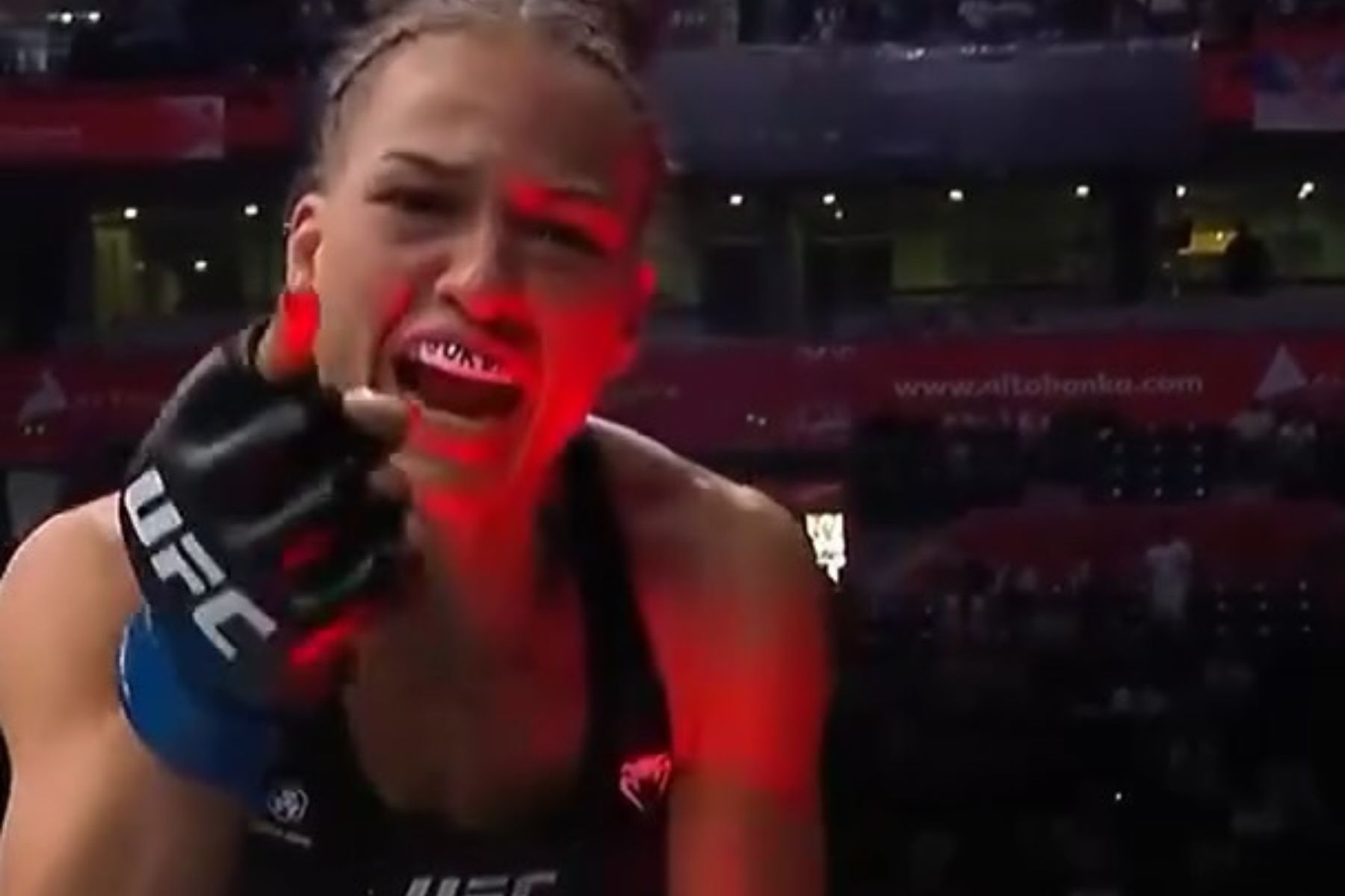 Lutadora mineira do UFC finaliza anfitriã no primeiro round em Belgrado